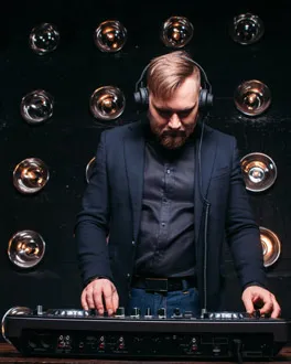 DJ